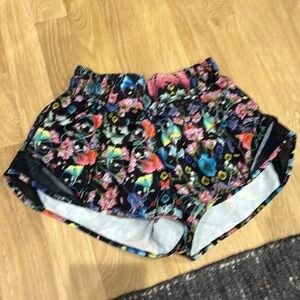 Lululemon low rise 2.5” hotty hot size 2